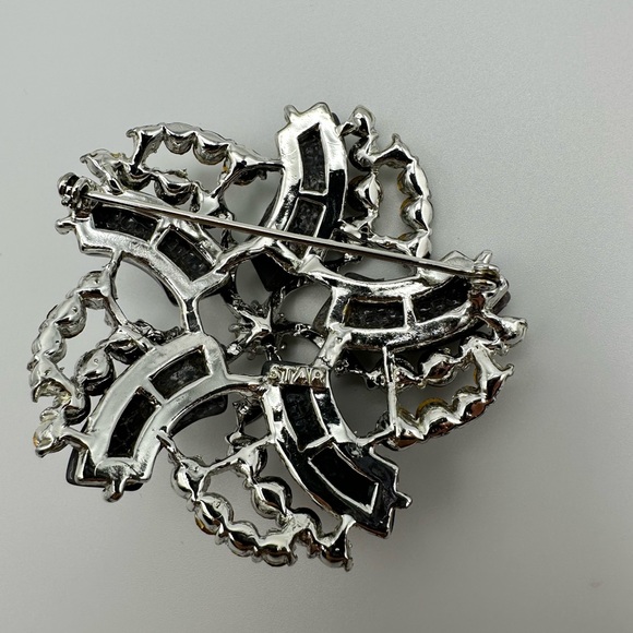 Vintage signed Star Vintage Silvertone Thermoset And Crystal Pan Pin brooch - Picture 5 of 8